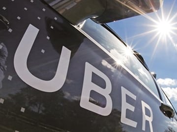 Acusan a chofer de Uber de matar a pasajero que vomitó su auto