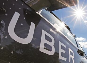 Acusan a chofer de Uber de matar a pasajero que vomitó su auto