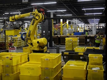 Amazon sustituye a trabajadores por máquinas para empaquetar pedidos
