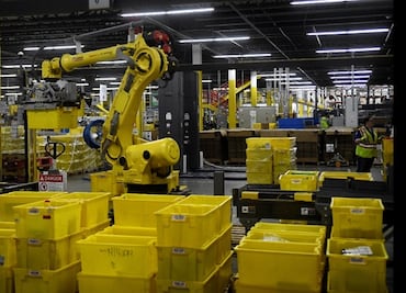 Amazon sustituye a trabajadores por máquinas para empaquetar pedidos
