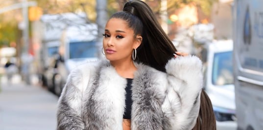 Ariana Grande remarca su figura atlética con leggings