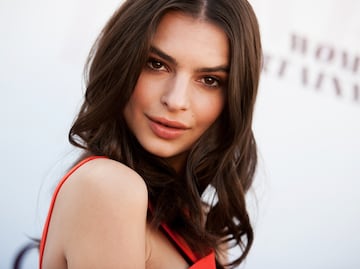 Emily Ratajkowski posa con el bikini 'animal print' más pequeño de la temporada
