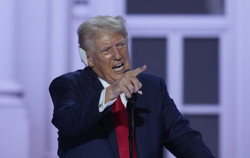 Trump dice que en su primer día de mandato "cerrará" la frontera. Foto AP