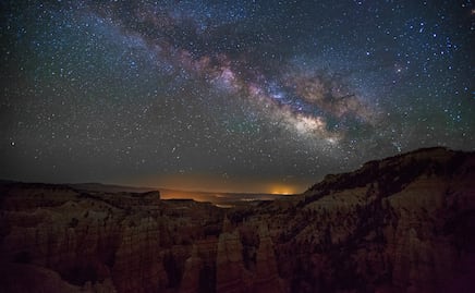 Descubre el cielo nocturno del Cañón Bryce de Utah con un tour virtual