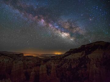 Descubre el cielo nocturno del Cañón Bryce de Utah con un tour virtual