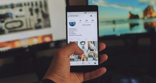 Uso frecuente de redes sociales aumenta angustia en menores