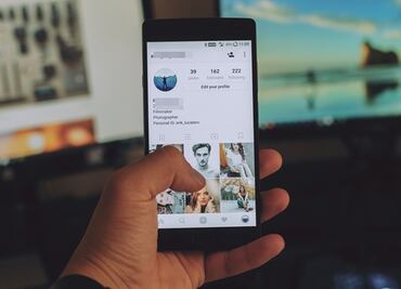 Uso frecuente de redes sociales aumenta angustia en menores