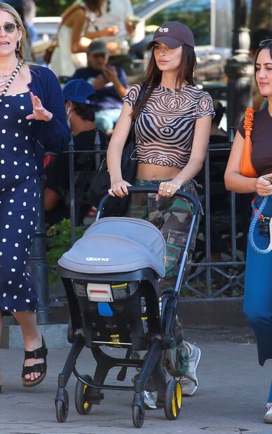 Emily Ratajkowski deslumbra con blusa traslúcida en Nueva York