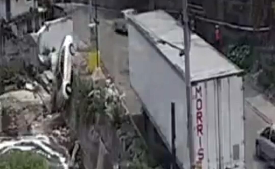 Conductora salva la vida tras caer auto en canal de aguas negras en Naucalpan. VIDEO. Foto  @C5Edomex