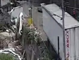 Conductora salva la vida tras caer auto en canal de aguas negras en Naucalpan. VIDEO