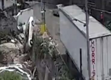 Conductora salva la vida tras caer auto en canal de aguas negras en Naucalpan. VIDEO