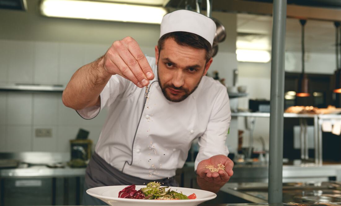 Ofrecen trabajo para chefs mexicanos en prestigioso restaurante; pagan $16,200 al mes. iStock/dima_sidelnikov