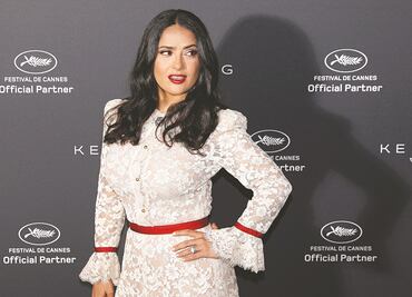 Salma Hayek presume figura con traje de baño en Instagram