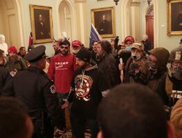 Gas lacrimógeno y armas desenfundadas tras irrupción en Capitolio