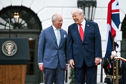 La Casa Blanca publica foto de Donald Trump y Carlos III con el mensaje “dos reyes” y desata polémica