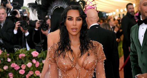 Kim Kardashian conquista la MET Gala con vestido nude ajustado 