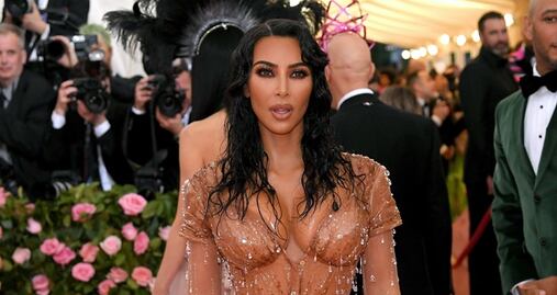 Kim Kardashian conquista la MET Gala con vestido nude ajustado 
