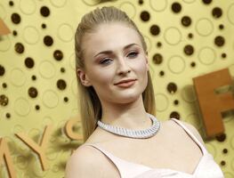 Sophie Turner arrasa en leggings negros durante paseo familiar
