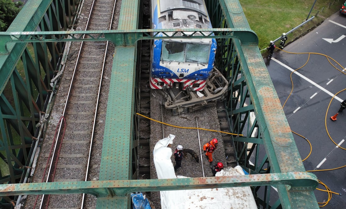 Un choque de trenes en Buenos Aires deja 60 heridos, 30 graves, y dudas sobre su causa. VIDEO. FOTO: EFE / Luciano González