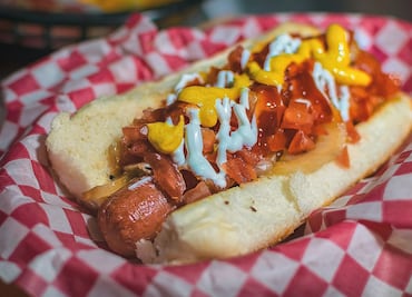 Joven muere tras asfixiarse en concurso de comer hot dogs en Boston