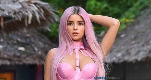 Demi Rose conquista con bikini de látex al estilo Barbie