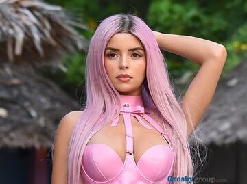 Demi Rose conquista con bikini de látex al estilo Barbie