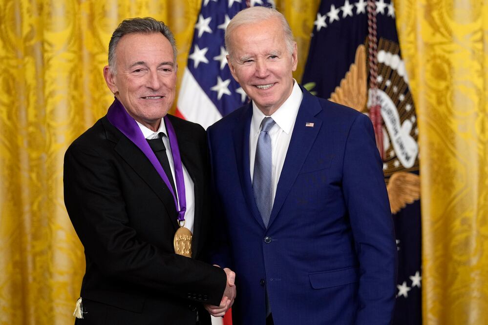 El presidente Joe Biden reconoce a Bruce Springsteen, entre otras figuras, por su aportación a las artes. Foto AP