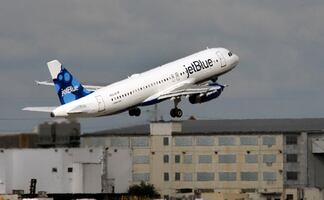 Aerolínea veta a rapero por no usar cubrebocas durante vuelo