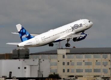 Aerolínea veta a rapero por no usar cubrebocas durante vuelo