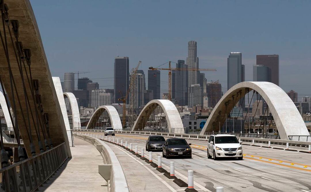 El menor murió al resbalar de los arcos del icónico Viaducto de la Calle Sexta. Foto: AP