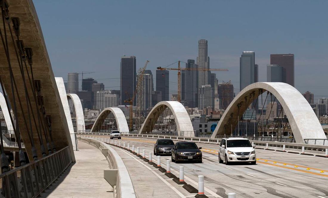 El menor murió al resbalar de los arcos del icónico Viaducto de la Calle Sexta. Foto: AP