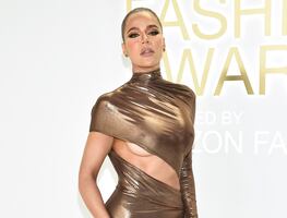 Khloé Kardashian se abre la gabardina y sube atrevida fotografía braless