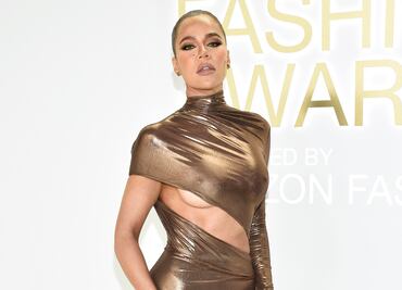 Khloé Kardashian se abre la gabardina y sube atrevida fotografía braless