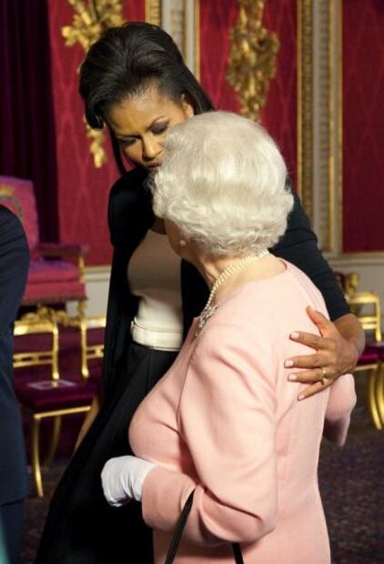 Las veces que la reina Isabel II rompió sus protocolos reales 