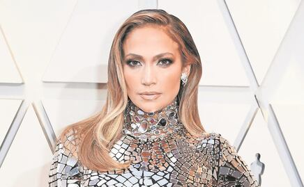 Jennifer Lopez irradia belleza con minivestido rosa en sesión