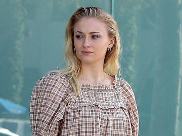 Sophie Turner reaparece con vestido holgado en Los Ángeles