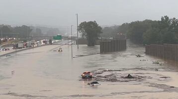 Inundaciones históricas en Chattanooga, Tennessee: remolino arrastra autos en carretera interestatal. VIDEO