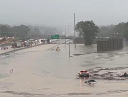 Inundaciones históricas en Chattanooga, Tennessee: remolino arrastra autos en carretera interestatal. VIDEO