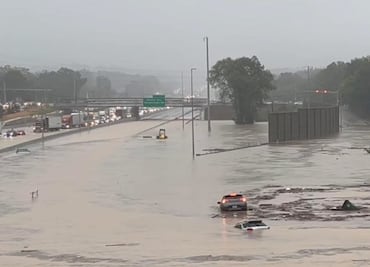 Inundaciones históricas en Chattanooga, Tennessee: remolino arrastra autos en carretera interestatal. VIDEO