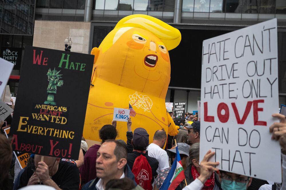 Protestas contra Trump sacuden EU: Miles se movilizan por movimiento "NO KINGS" en calles, plazas y parques (Photo by Jim Vondruska / GETTY IMAGES NORTH AMERICA / Getty Images via AFP)
