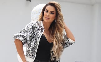 Ninel Conde se arriesga a accidente de vestuario con look abierto estilo “mirrorball”