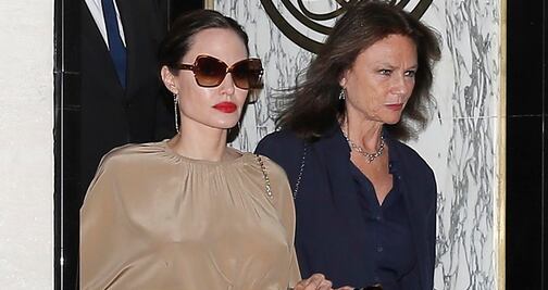 Angelina Jolie pasea con vestido braless por las calles de París