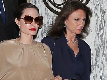 Angelina Jolie pasea con vestido braless por las calles de París
