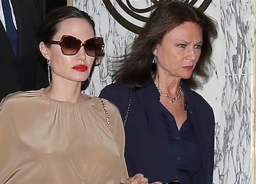 Angelina Jolie pasea con vestido braless por las calles de París