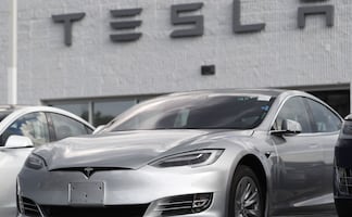 Tesla supera el billón de dls; Dow Jones y S&P cierran en récord