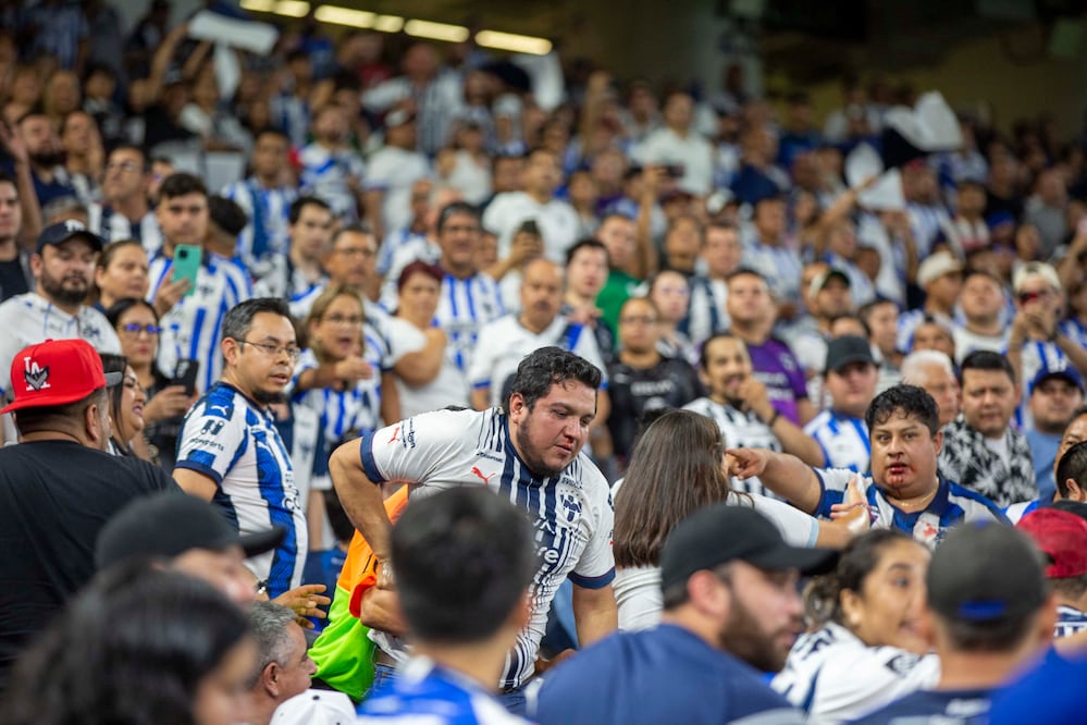 Monterrey vs Columbus Crew. Enfrentamientos en las gradas tras semifinal de Concachampions. VIDEO(Photo by Julio Cesar AGUILAR / AFP)
