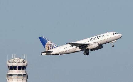 Pasajera graba llamas en motor de avión de United Airlines