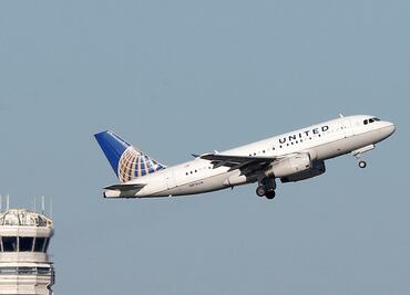 Pasajera graba llamas en motor de avión de United Airlines