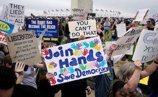 Miles de personas protestan contra los recortes de Trump y Musk en ciudades de todo EU