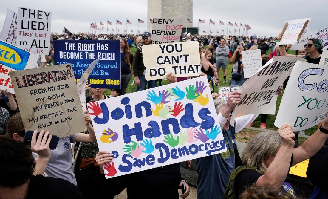 Miles de ciudadanos protestan contra los recortes de Trump y Musk en ciudades de todo EU. Foto: AP